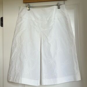 Anne Klein white a line embroidered skirt with side zip & pleat in front lined